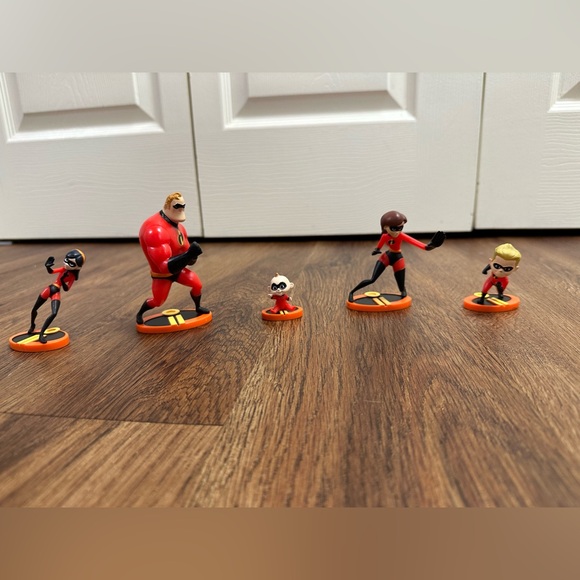 The Incredibles 2. 5 Piece Family Figure Set. Toys or cake toppers - Picture 1 of 12